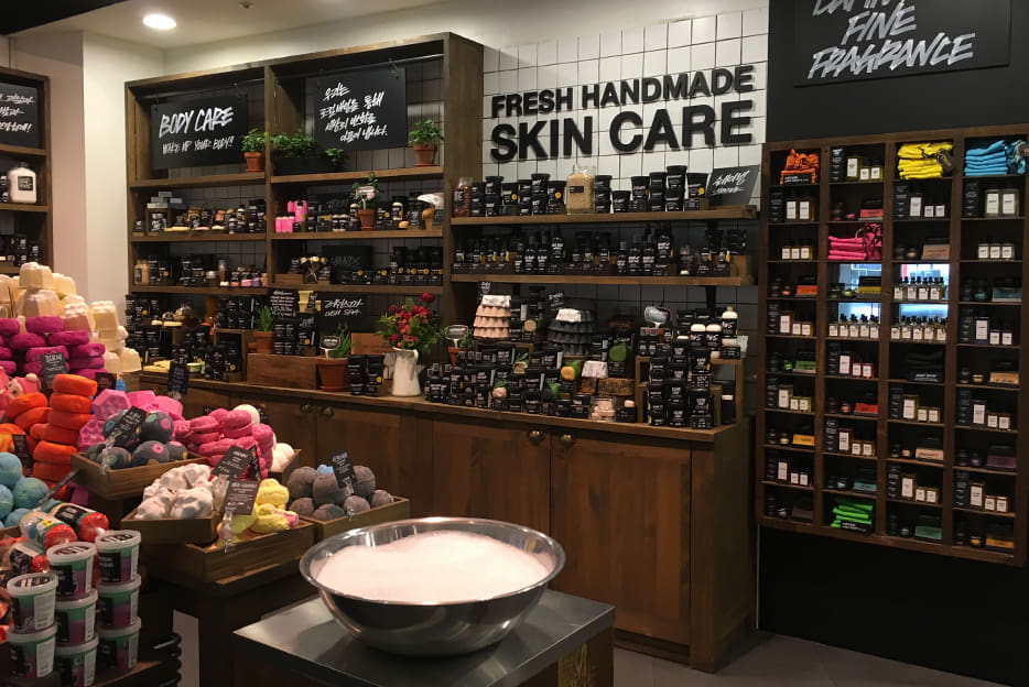 러쉬 AK몰 수원점 매장 이미지