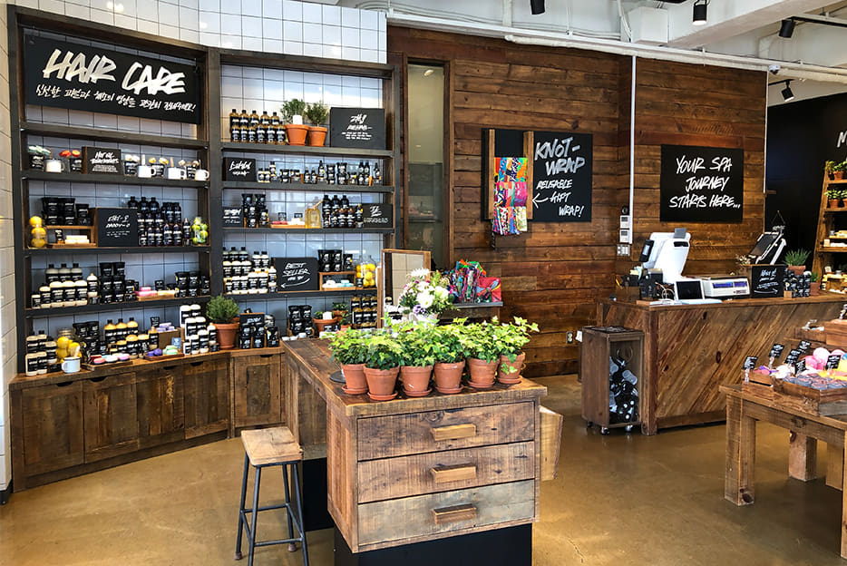 러쉬 압구정 1호점 매장 이미지