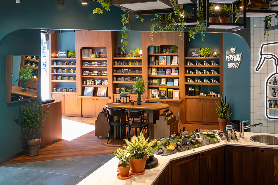 러쉬 강남역점 매장 이미지